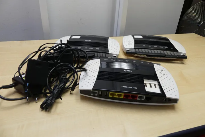 3x Zyxel Speedlink Router mit Netzteil Modell: Speedlink 5501 / Umfang: nur der Inhalt, ohne Kiste
